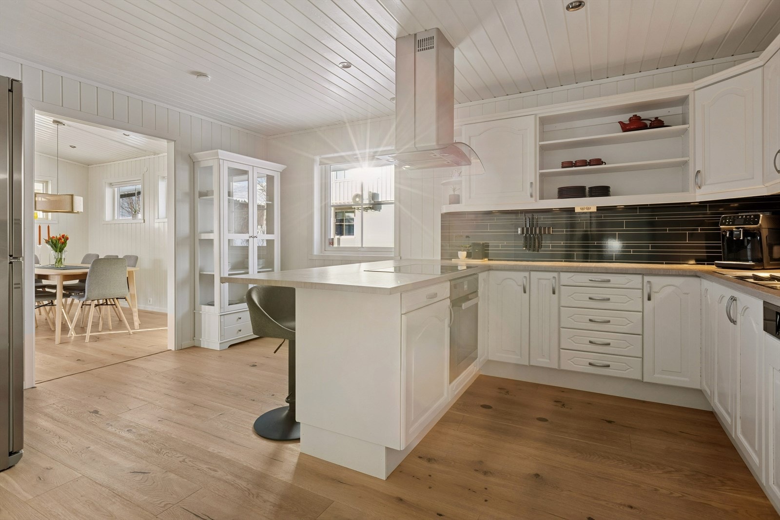 Stilfullt hesteskokjøkken på 16,8 m² med profilerte fronter i lys utførelse. Galleribilde