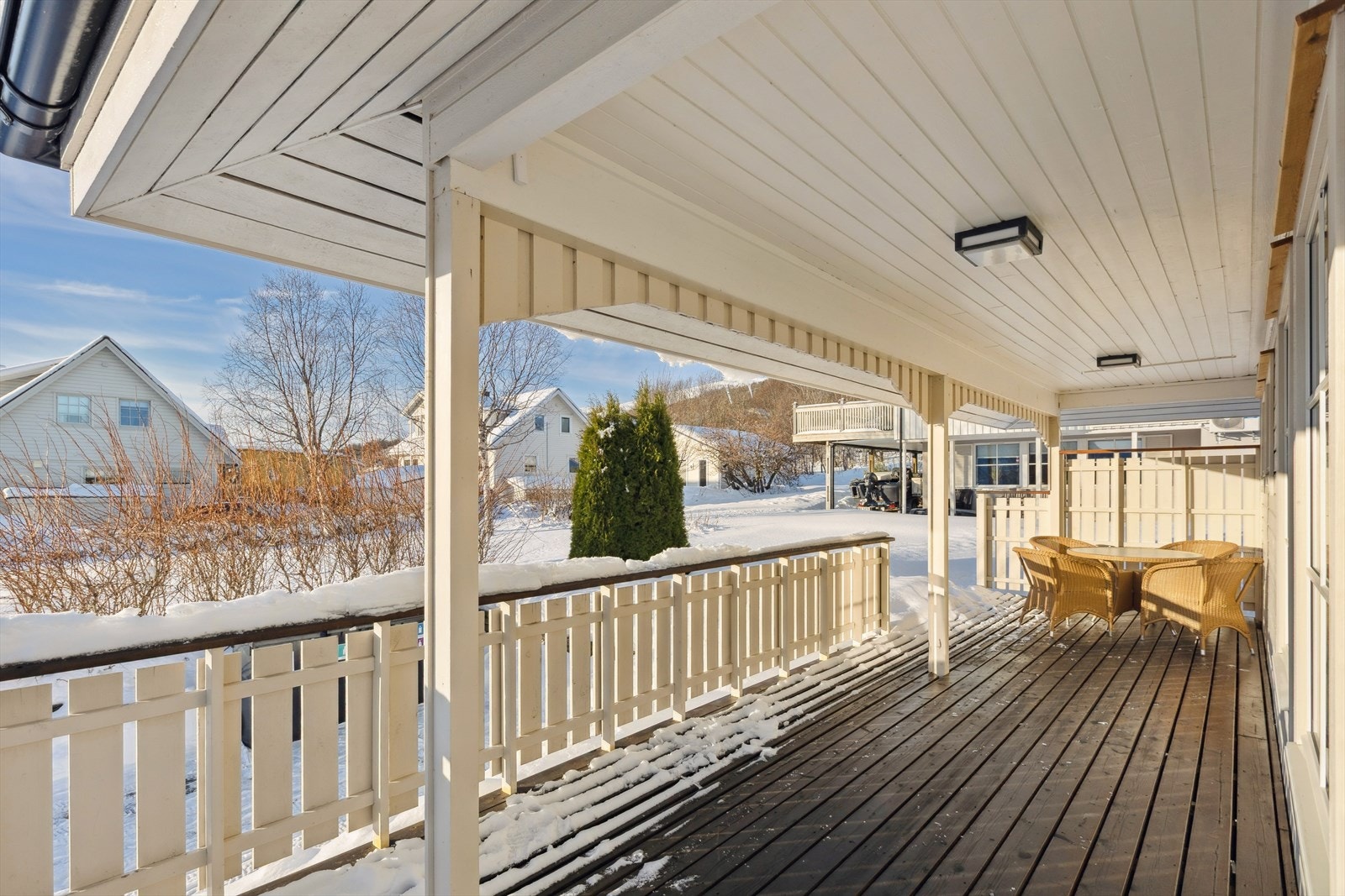 Trivlig sørvendt veranda med gode solforhold og plass til ønskede møblenenter. Galleribilde