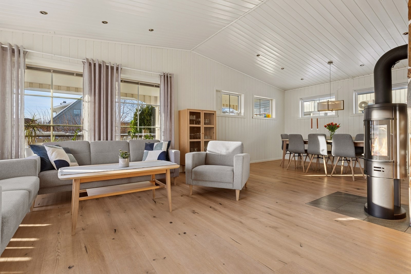 Boligen varmes opp via elektrisitet, varmepumpe og vedovn. Galleribilde