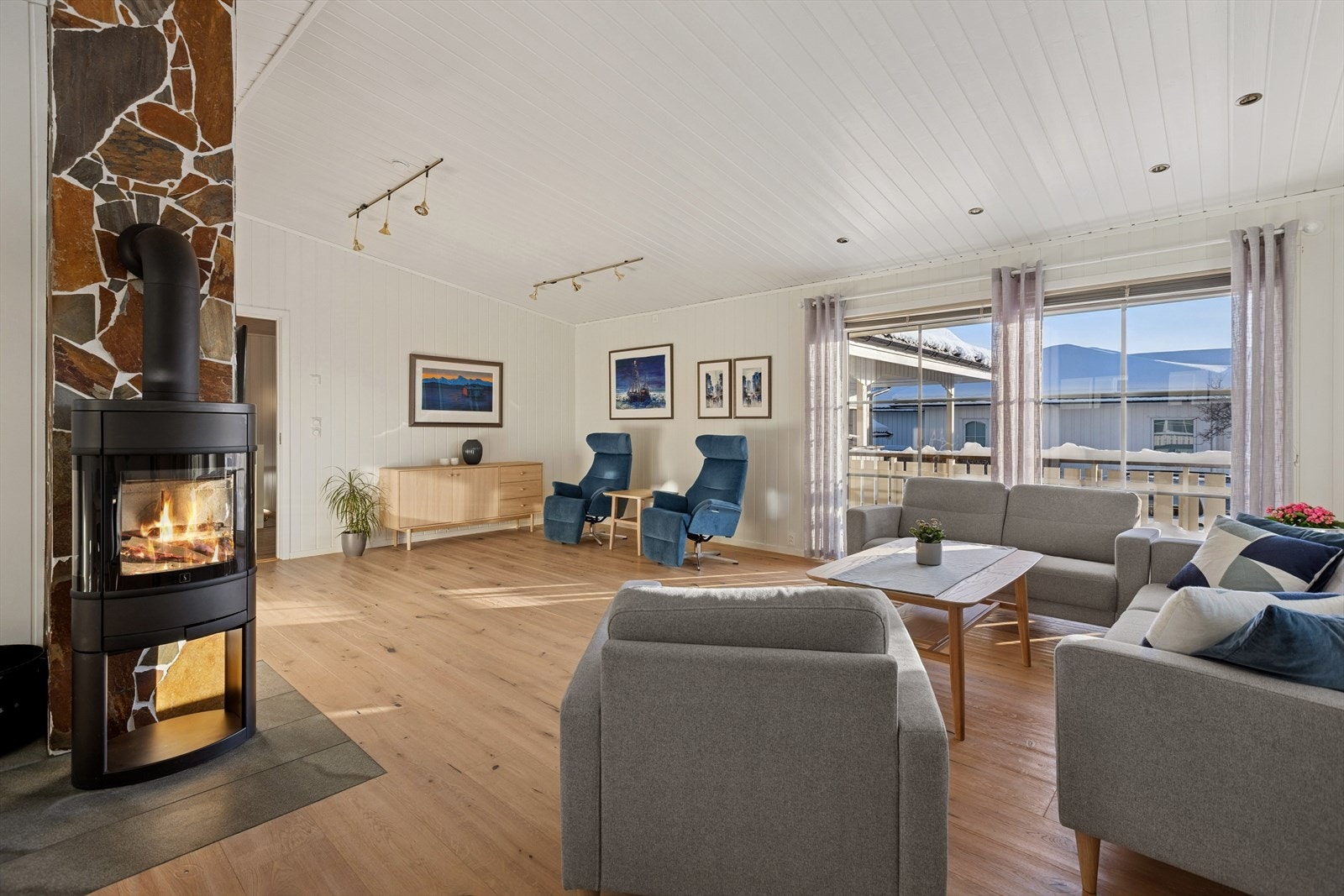 Romslig stue på hele 42,3 m² med god takhøyde. Galleribilde