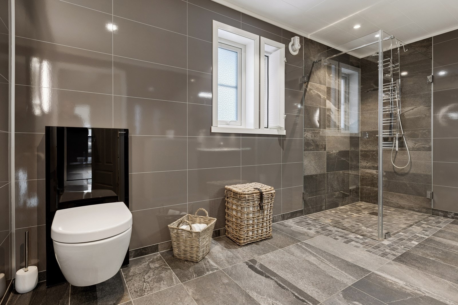 Moderne flislagt bad fra 2018 med varme i gulv. Galleribilde