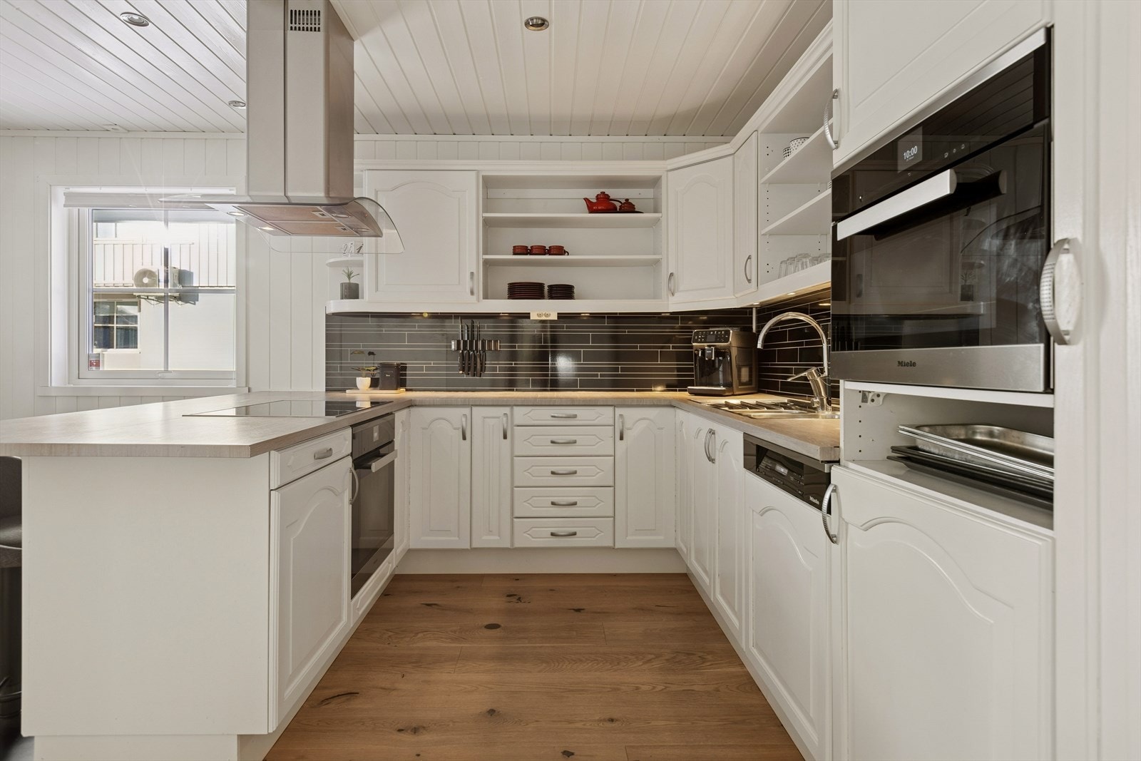 Her får man rikelig med skap- og benkeplass og hvitevarer fra Miele. Galleribilde