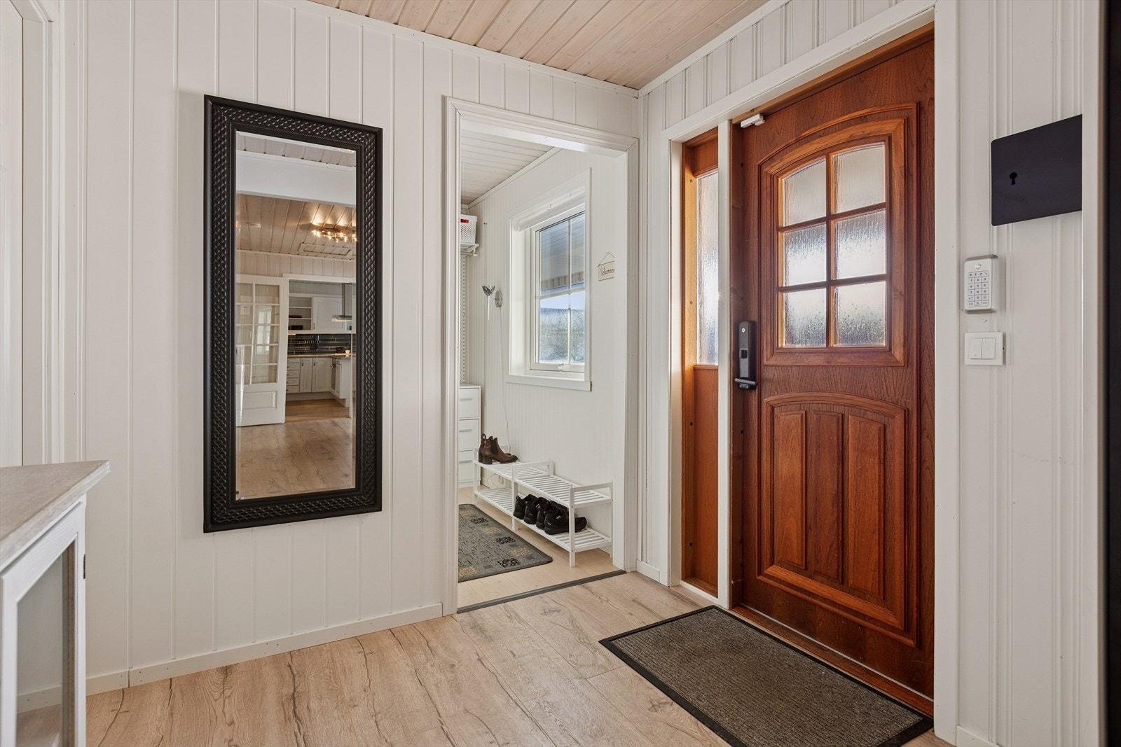 I forbindelse med oppussingen i 2022, ble det også etablert et praktisk åpent garderoberom ved entréen som gir en ryddig og funksjonell løsning. Galleribilde