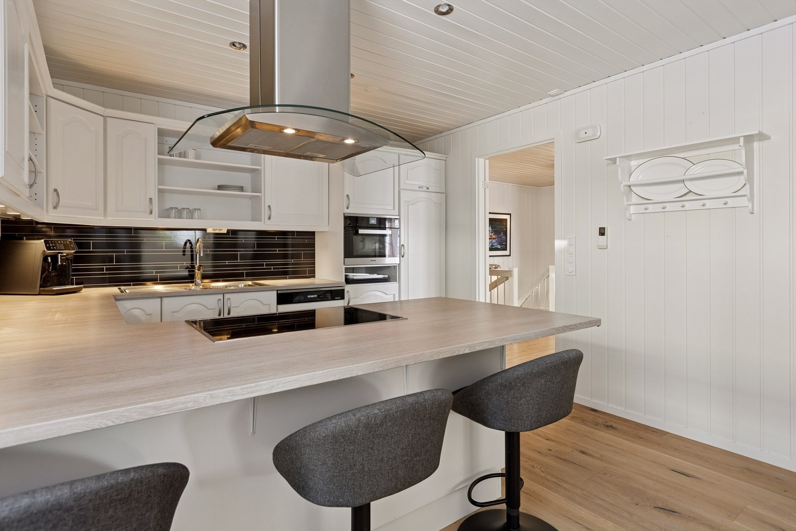 Kjøkkenet er utstyrt med hvitevarer som kombi damp- og stekeovn, vanlig stekeovn, platetopp, oppvaskmaskin og to kjøleskap. Disse medfølger handelen. Galleribilde