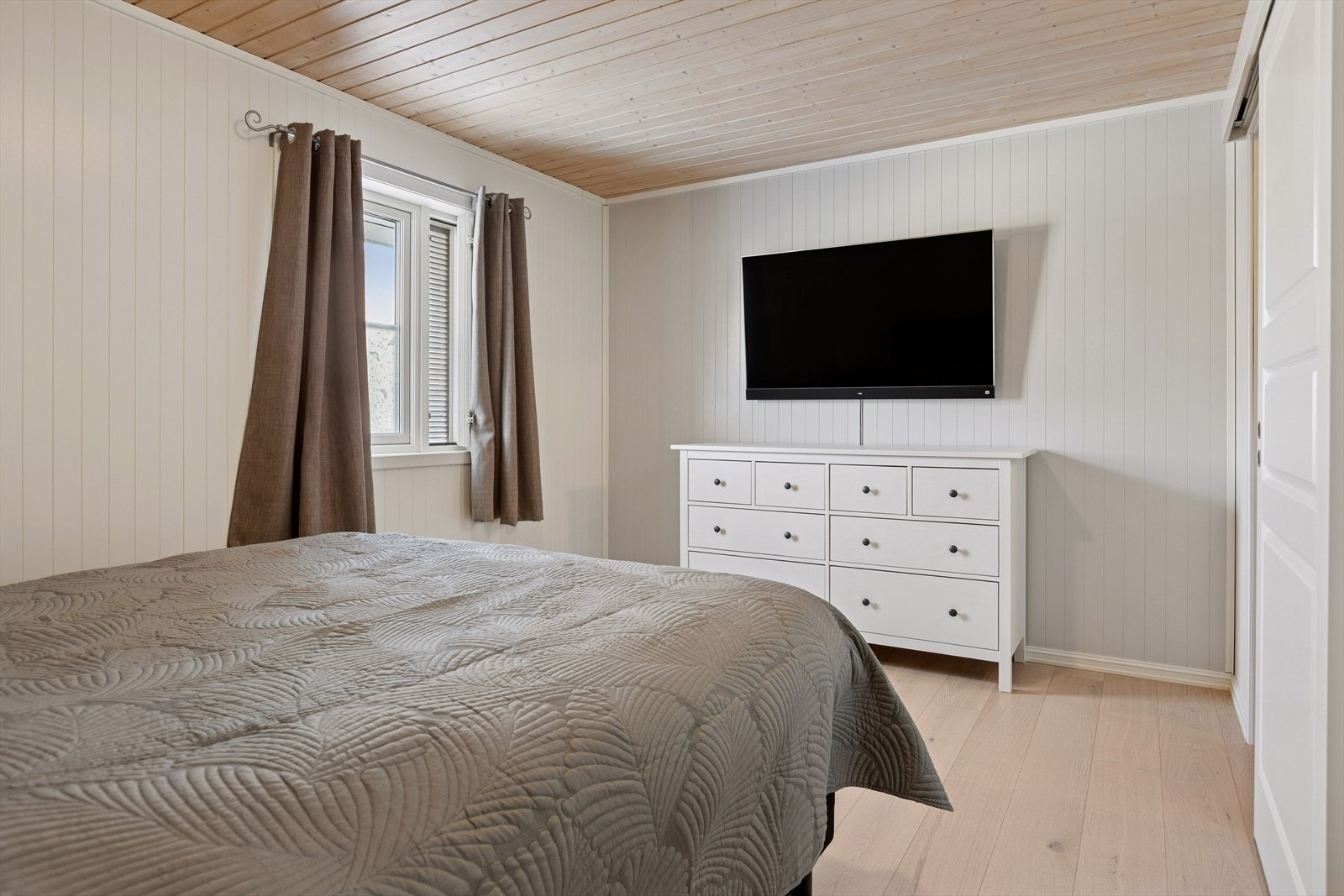 I 2022 ble det etablert en praktisk walk-in-closet i tilknytning til soverommet. Galleribilde