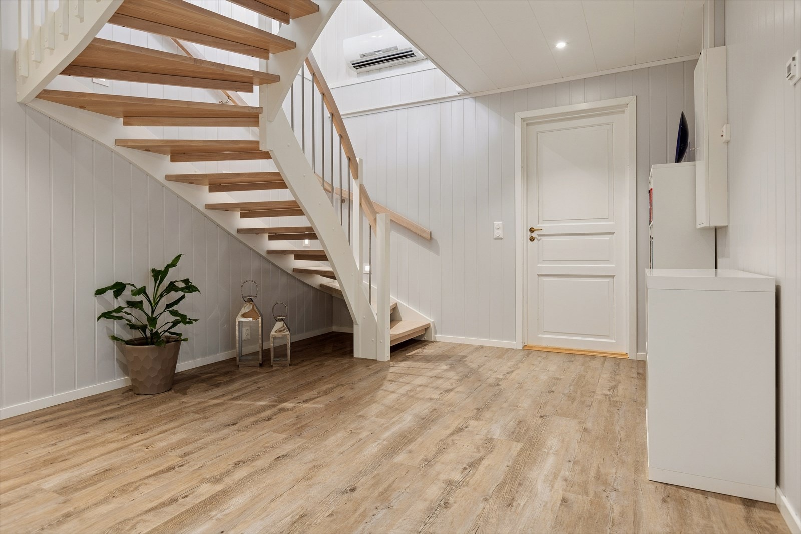 I kjelleren er det lagt varmekabler i alle rom, med unntak av bod. Galleribilde