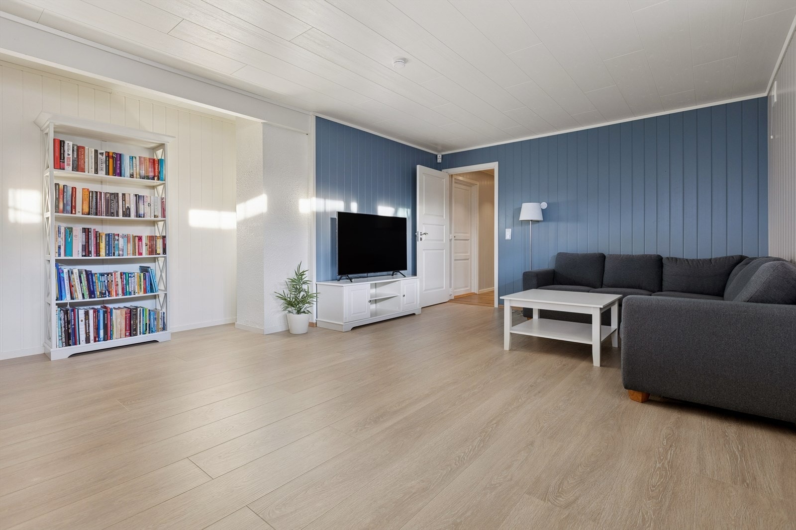 Stor kjellerstue på 29,8 m². Kjellerstuen fikk nytt gulv i 2024. I 2025 ble de to tidligere kjellerbodene slått sammen til én romslig bod, hvor det også ble lagt nytt gulv. Galleribilde