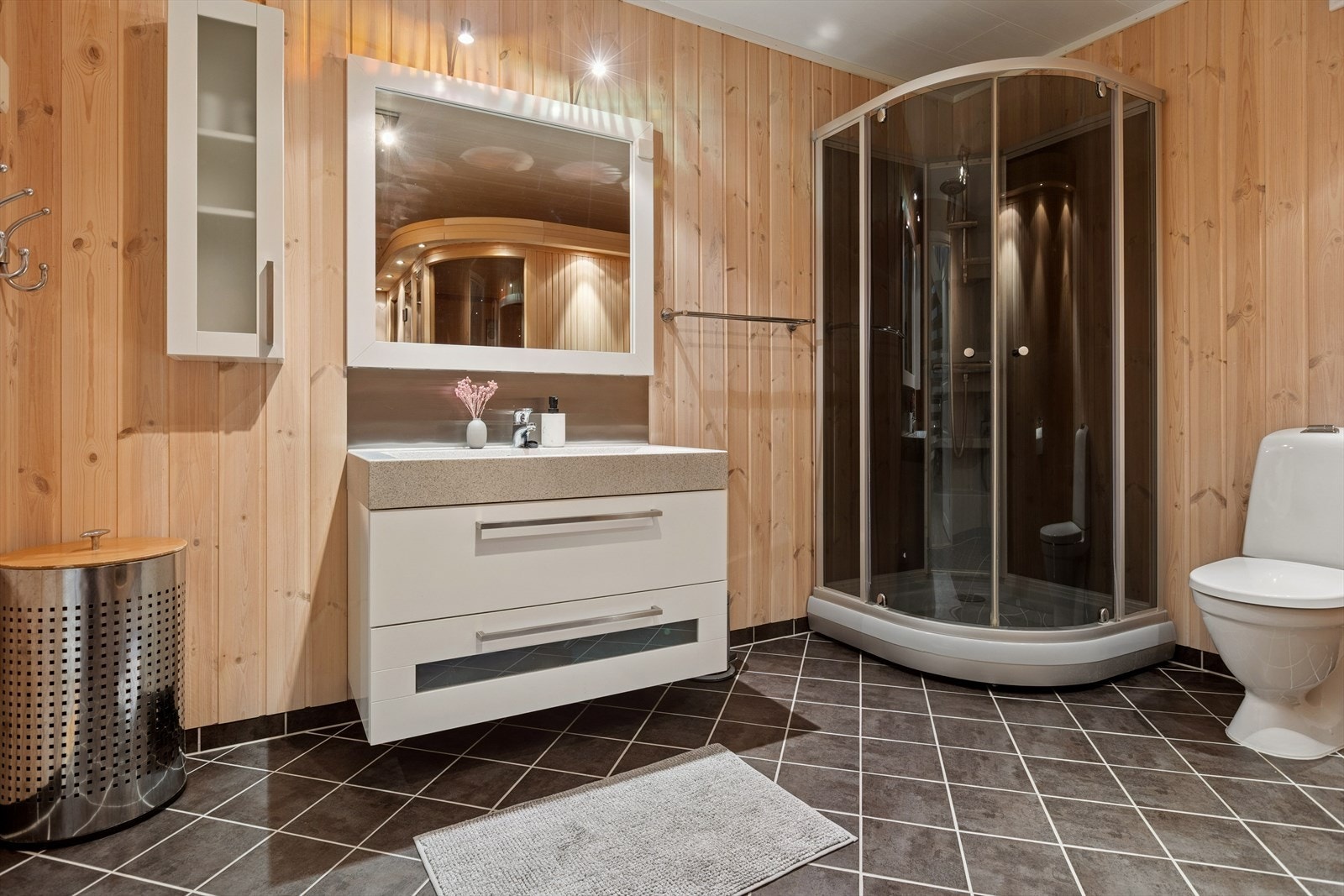 I underetasjen finner du et separat og praktisk vaskerom som frigjør verdifull plass på badene. Galleribilde