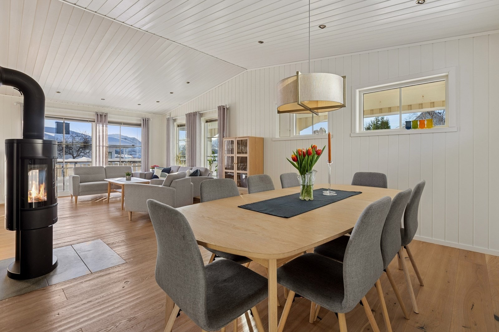 Planløsningen gir naturlige soner for møblering, med god plass til spisegruppe i egen del av stuen. Galleribilde