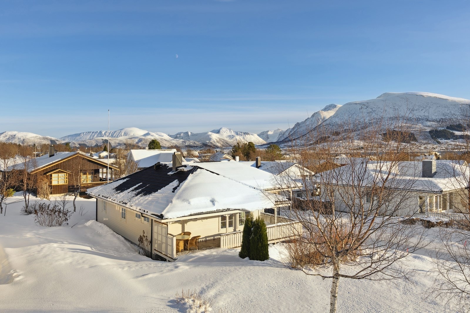 Boligen har en sentral beliggenhet i enden av en blindvei uten gjennomgangstrafikk og kort vei til blant annet barnehage, barneskole, ungdomsskole, blåbyhallen, flotte turområder og Sortland sentrum som byr på "alt" av fasiliteter. Galleribilde