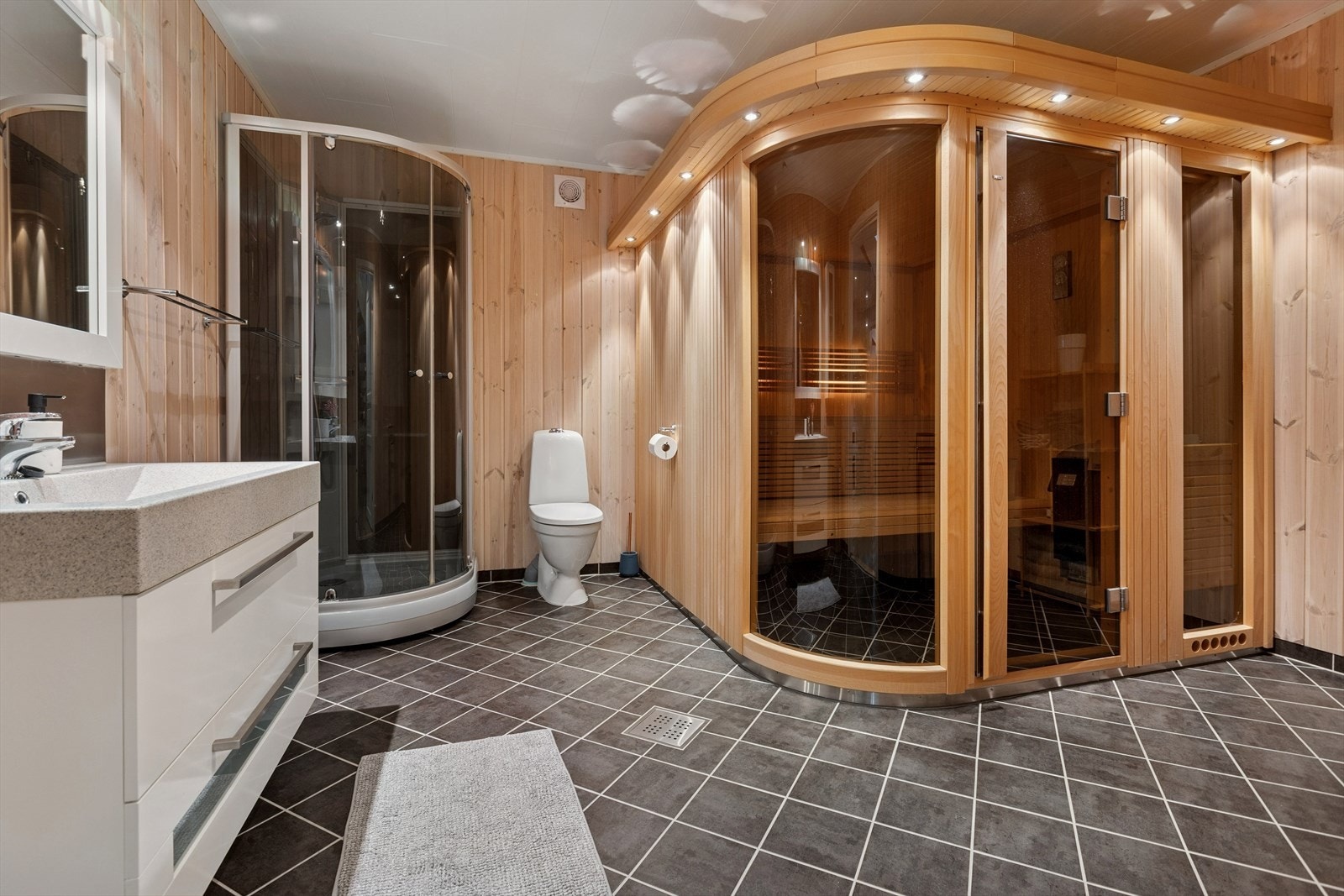 Stort flislagt bad med badstu. Galleribilde