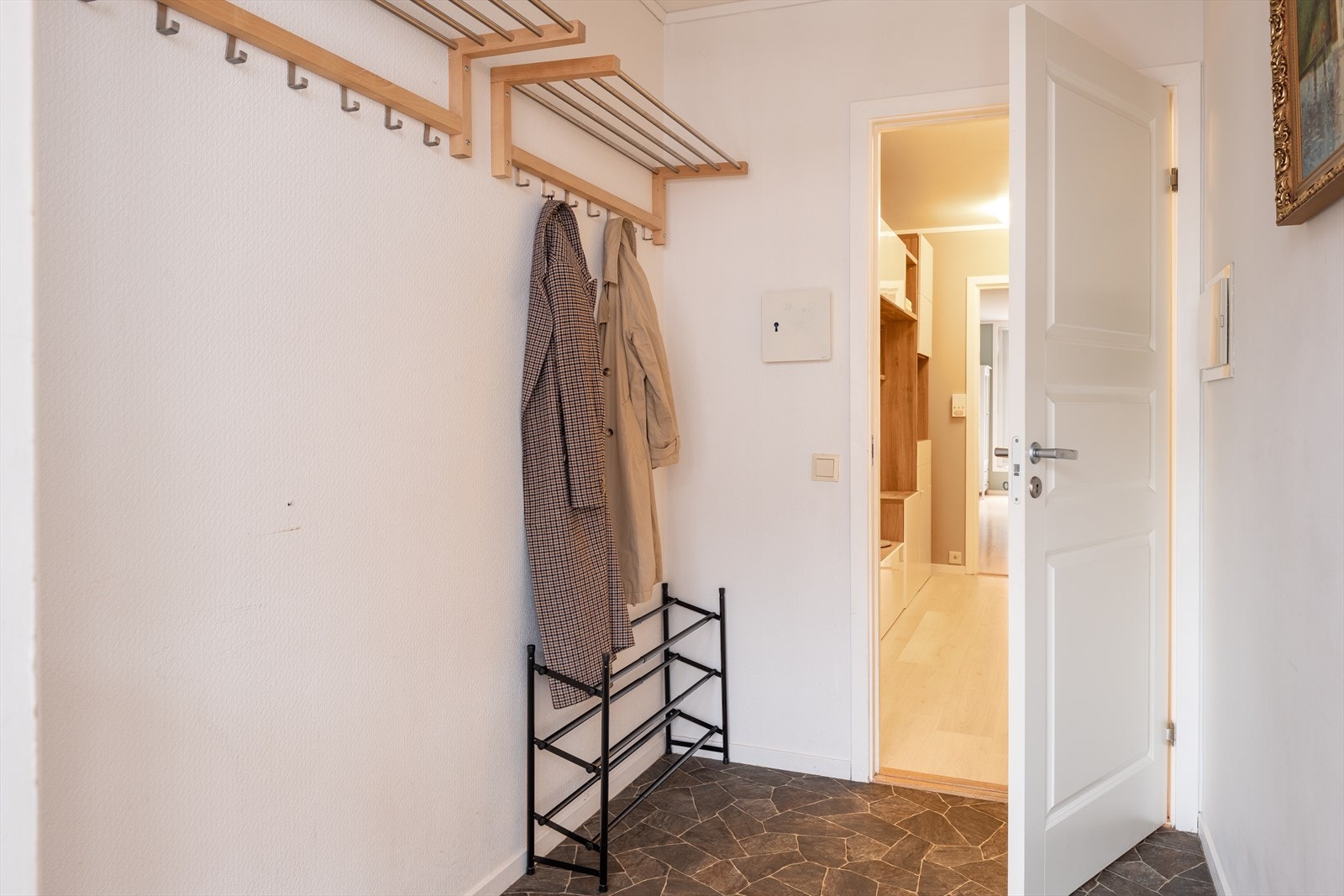 I vindfanget har du plass til oppbevaring av både sko og yttertøy. Galleribilde