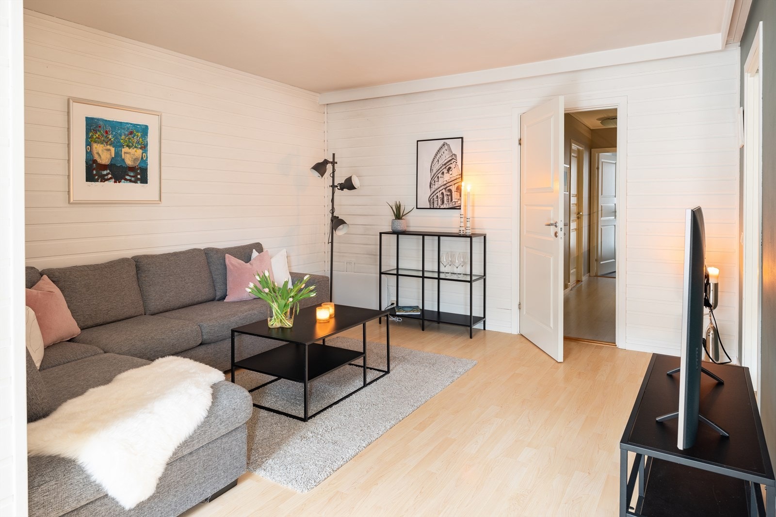 Leiligheten består av delvis adskilt stue- kjøkkenløsning, bad, to soverom, vindfang og entré. Galleribilde