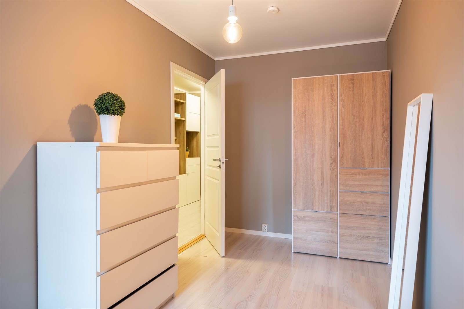 Her får du god plass til både dobbeltseng, nattbord, garderobeløsning og skrivebord. Galleribilde