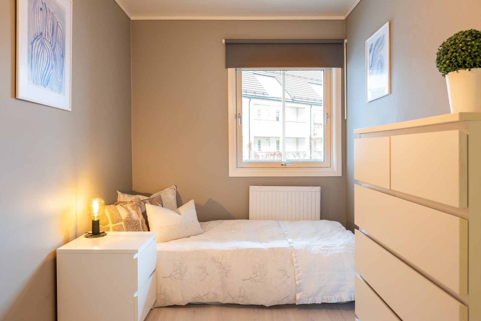 Det andre soverommet måler 9,5m² og vender ut mot rolig bakgård. Galleribilde