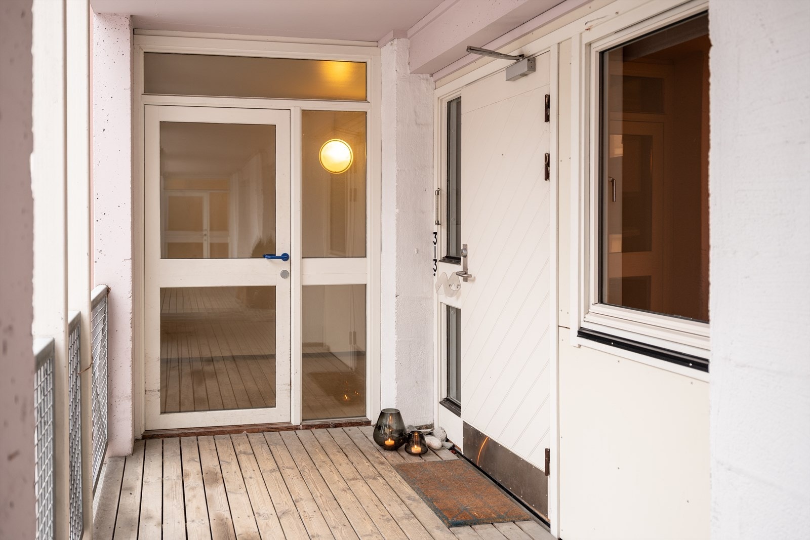 Det medfølger også 3 boder for ekstra med lagringsplass, 1 ved inngangen og 2 i kjelleren. Galleribilde