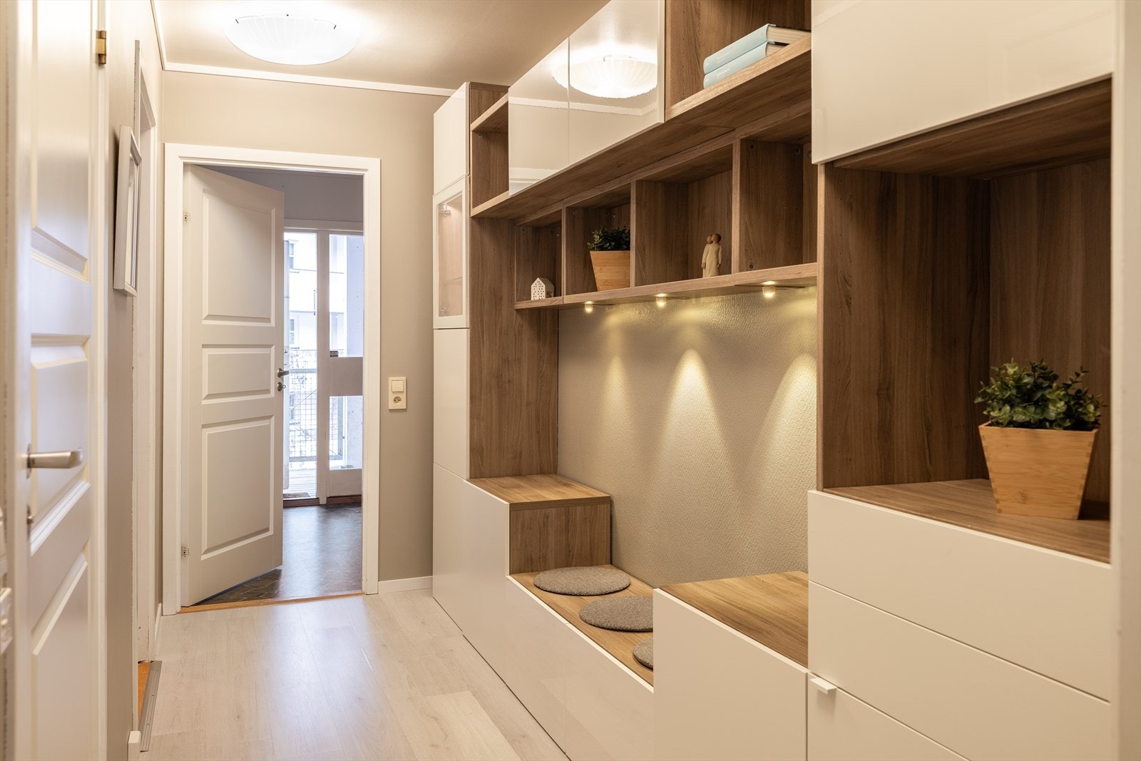 Gangen måler til sammen 11m² med praktisk oppbevaringsløsning. Galleribilde