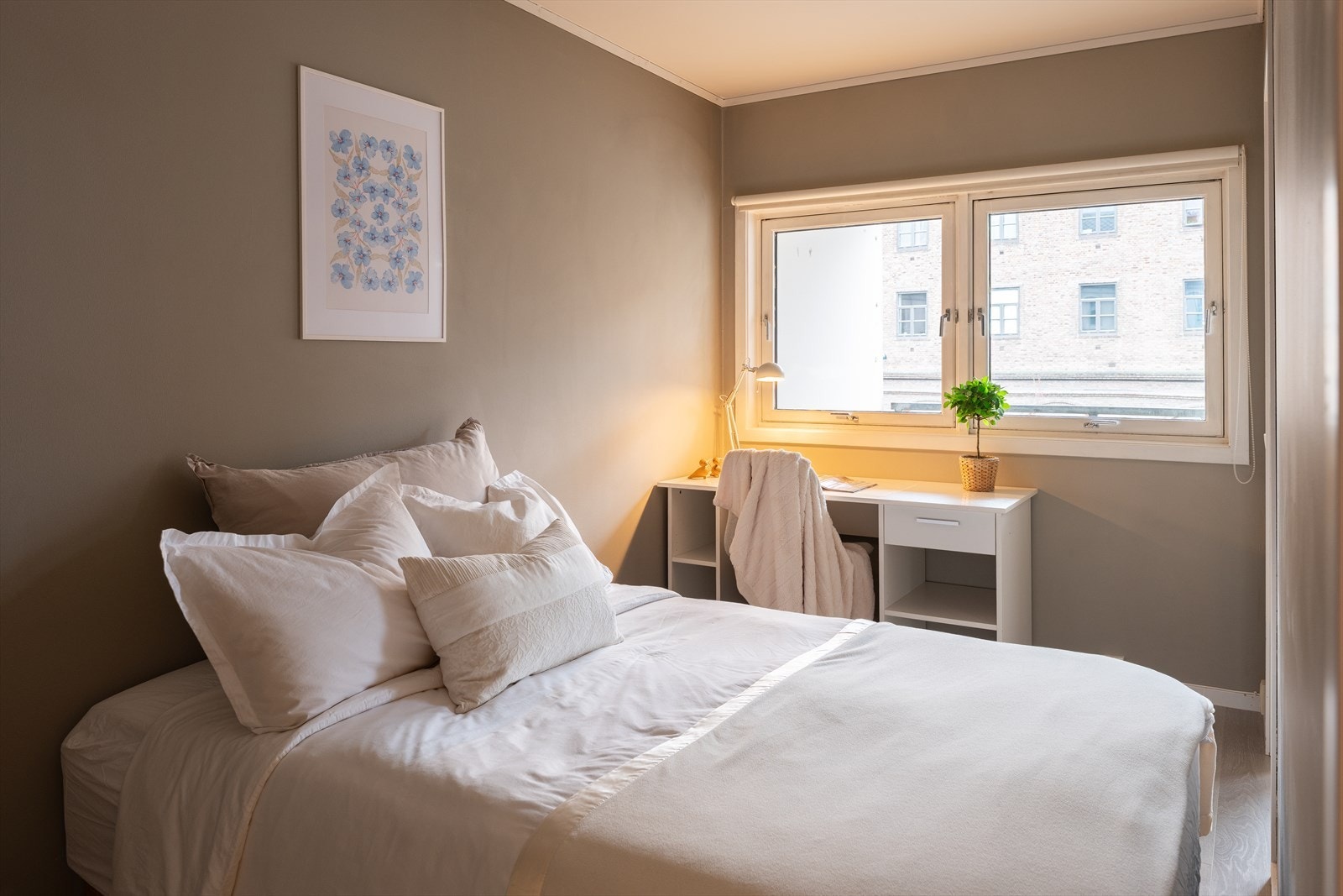 Hovedsoverommet måler hele 10,5m². Her får du god plass til dobbeltseng, nattbord, garderobeløsning og skrivebord. Galleribilde