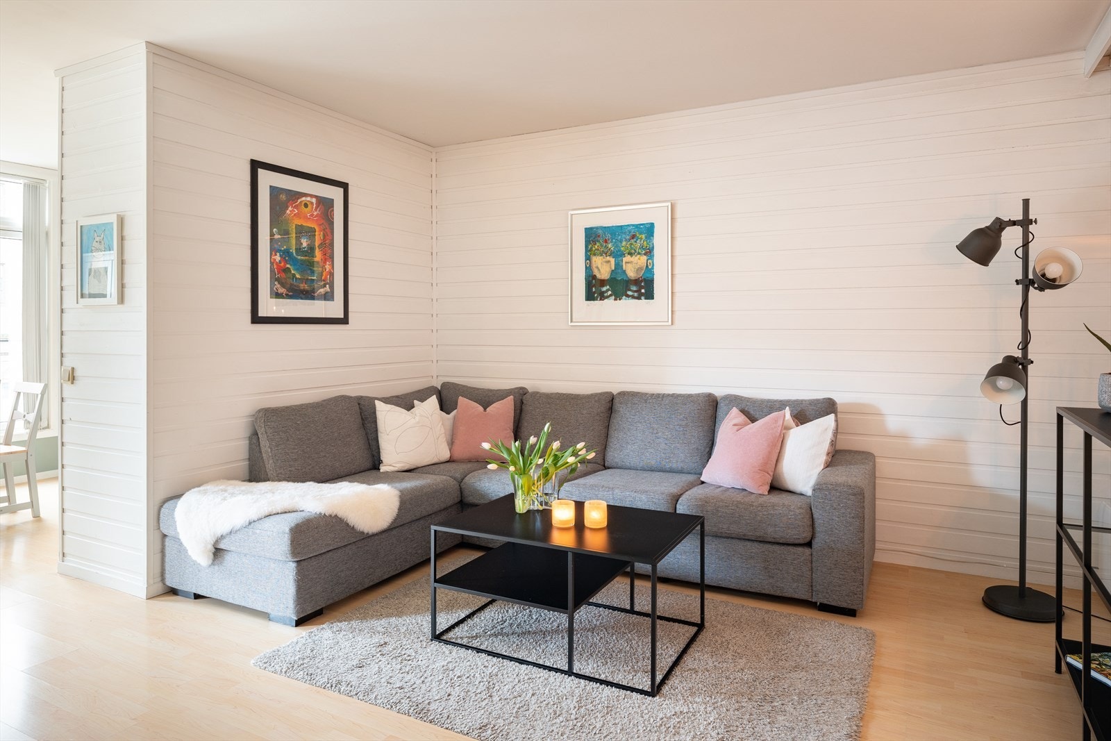 Den delvis adskilte stue- og kjøkkenløsningen strekker seg over hele 27,5 m² og gir mulighet for møblering i ulike soner. Galleribilde