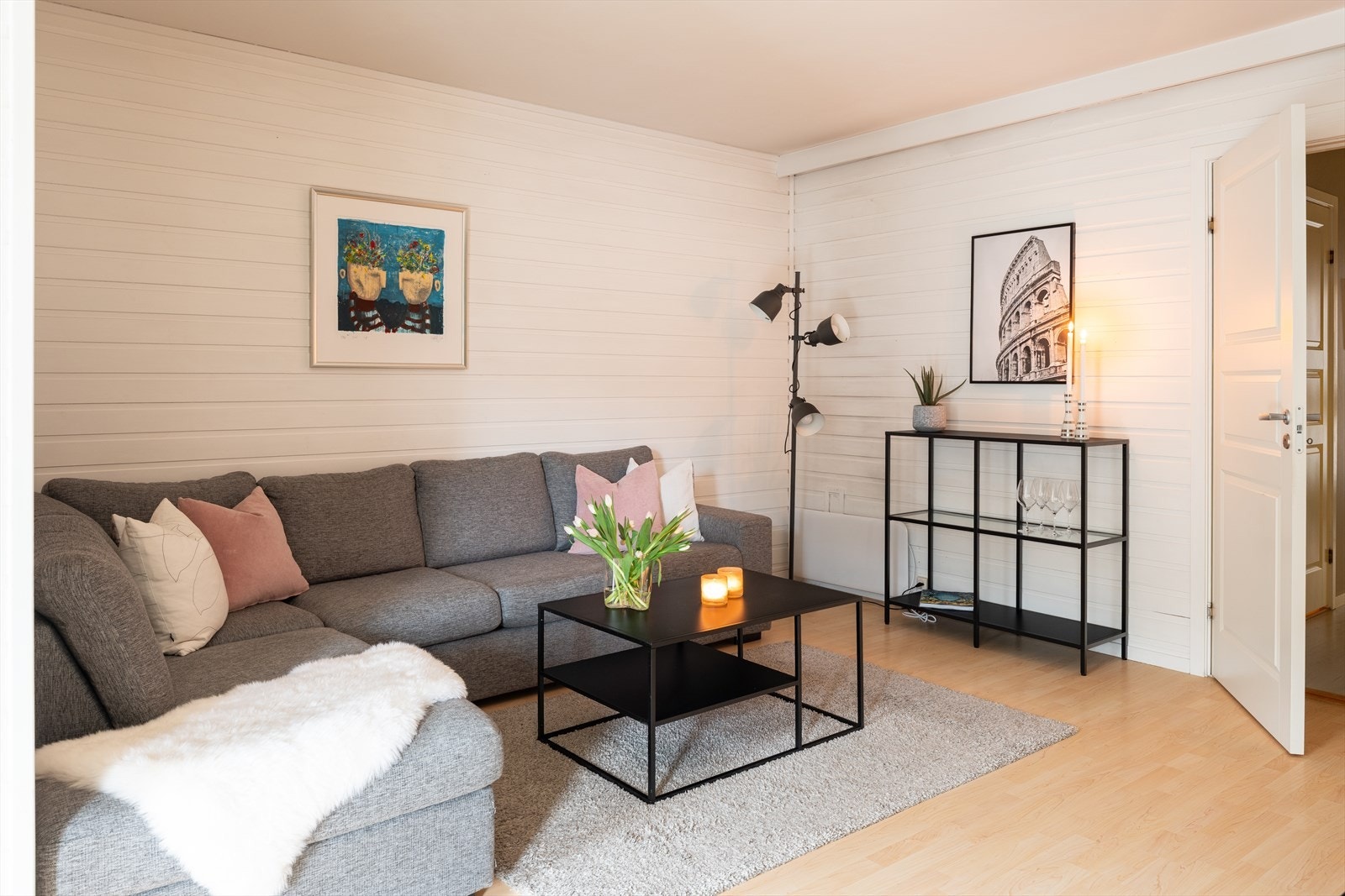 Felleskostnadene er innholdsrike og inkluderer blant annet tv/internett, varmtvann og diverse vedlikehold/drift iht. regnskap. Galleribilde