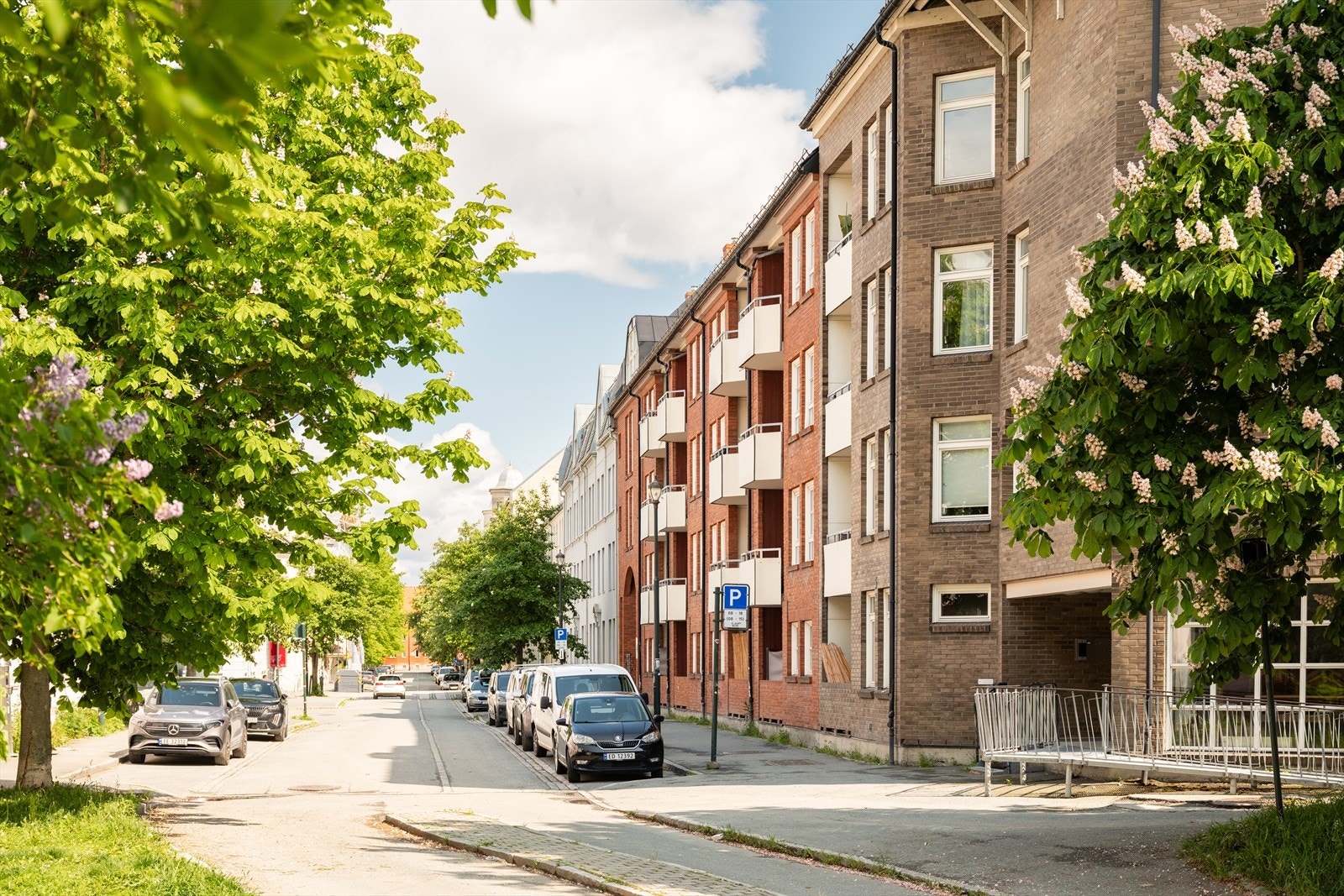 Det er soneparkering i gaten etter gjeldende bestemmelser fra kommunen. Det er også kort vei til kollektivtransport. Galleribilde