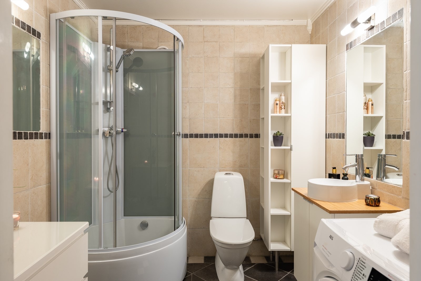 Pent og flislagt bad på 4,5m² med nytt klosett i 2018 og servant og dusjkabinett fra 2017. Galleribilde