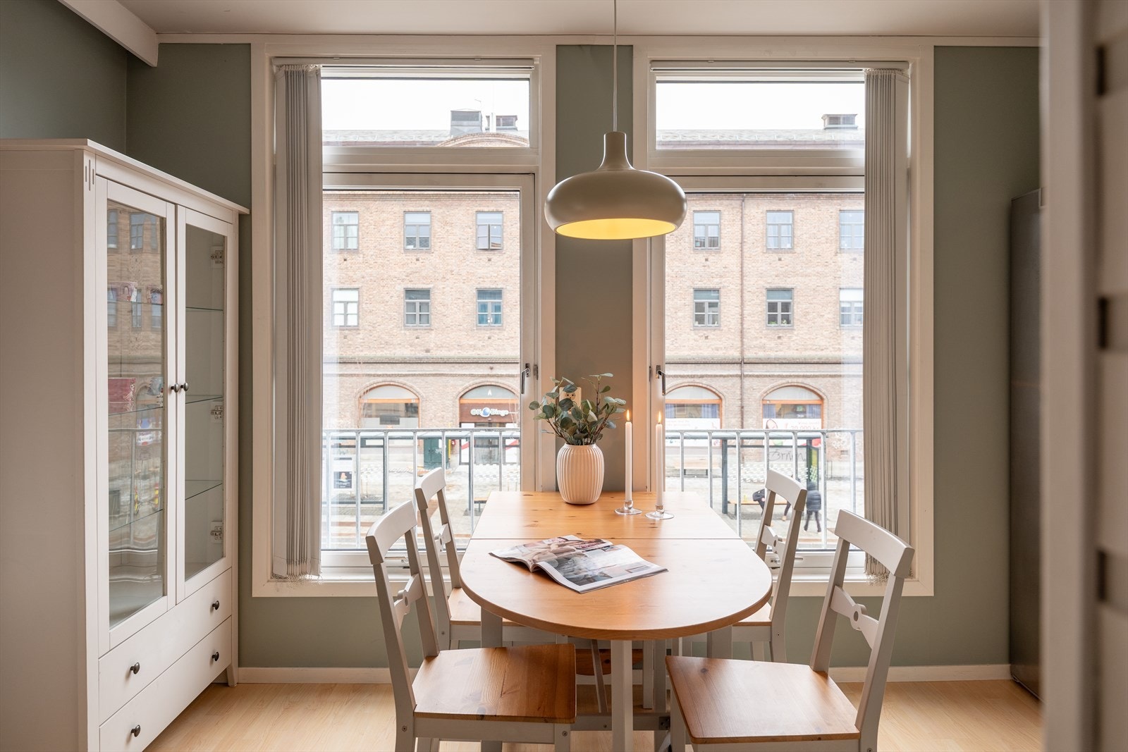 Etter dagens løsning får spisebordet sin naturlige plassering ved kjøkkenet. Galleribilde