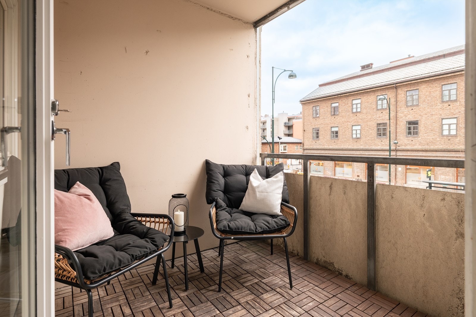 Videre er balkong sørvendt og nyter av gode solforhold. Galleribilde