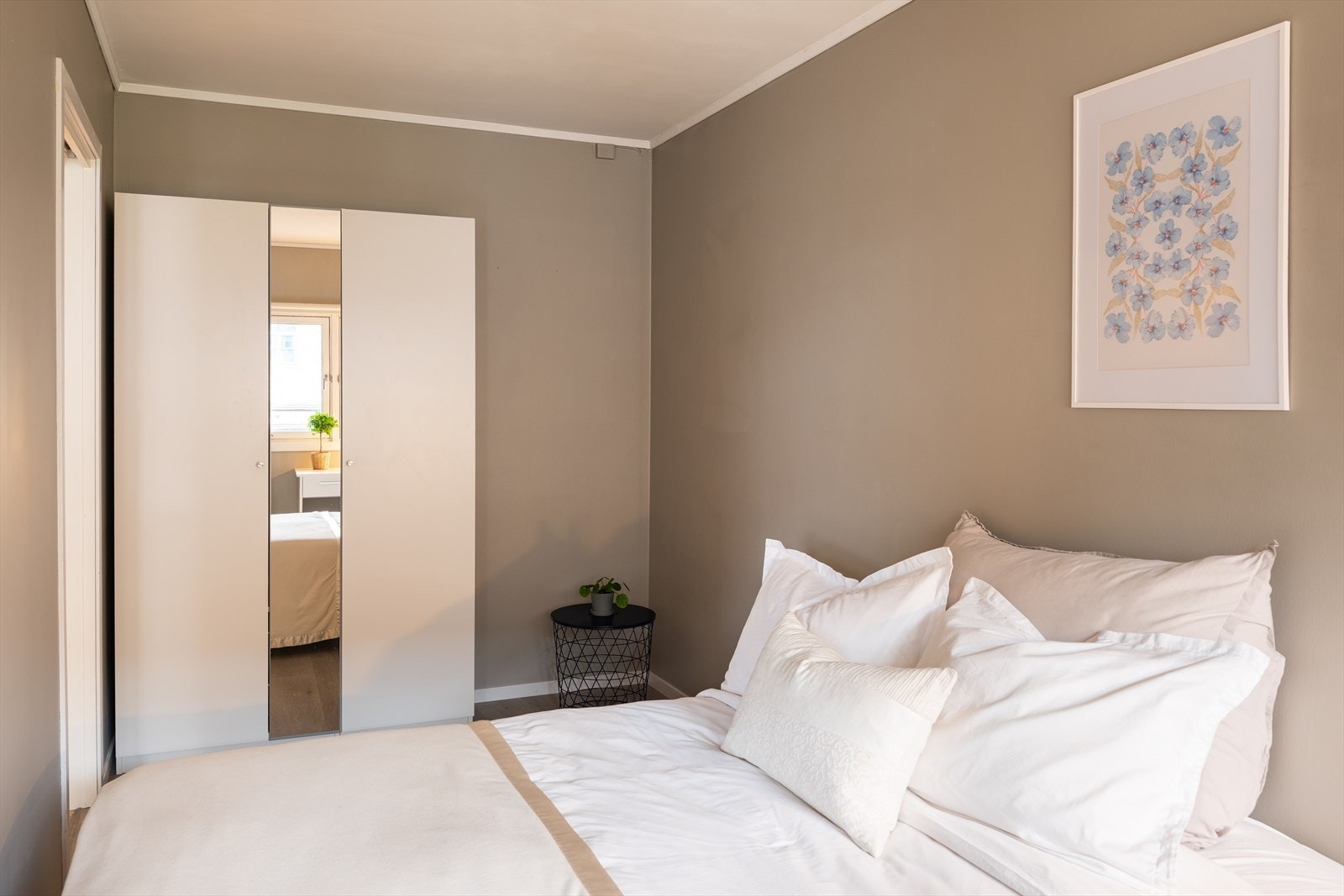 Garderobeskapet medfølger naturligvis handelen. Galleribilde