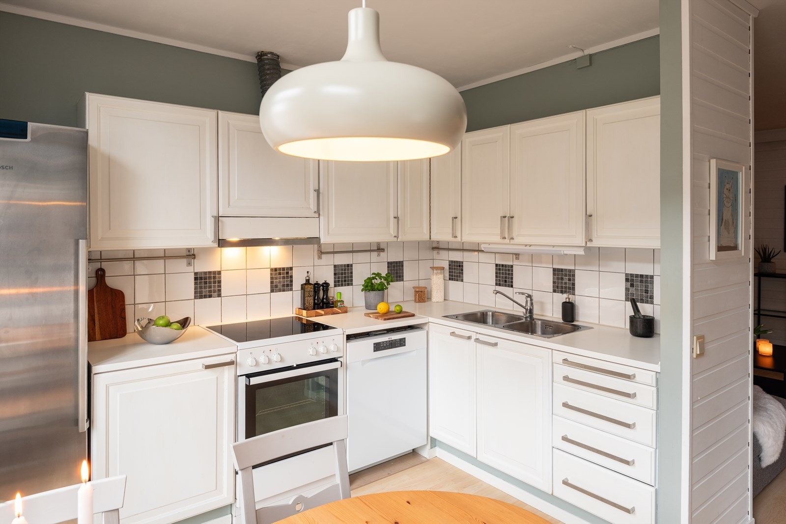 Kjøkkenet har integrerte hvitevarer som mekanisk avtrekksvifte over stekesonen, kjøleskap og opplegg for oppvaskmaskin. Integrerte hvitevarer medfølger handelen. Galleribilde