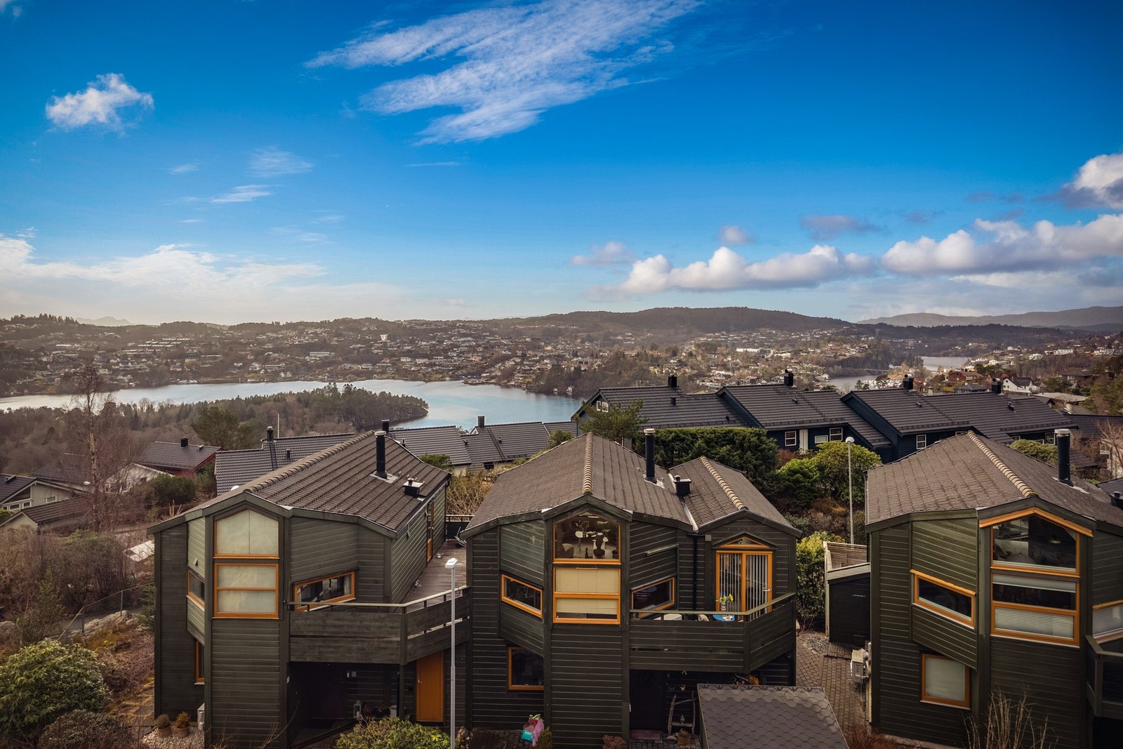 Her bor du i et attraktivt boligområde med kort vei til turterreng, skoler, kollektiv- og servicetilbud. Galleribilde