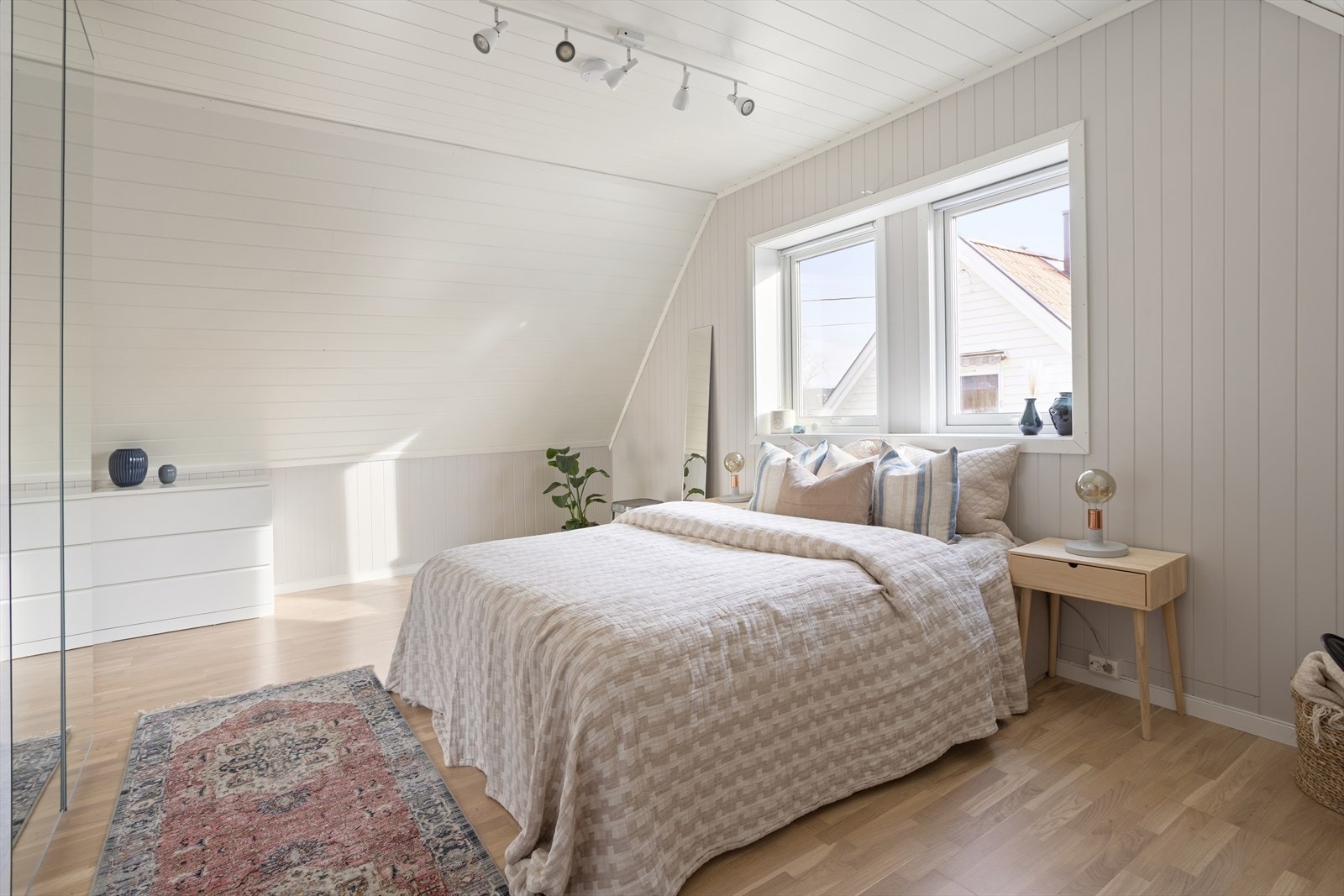 Hovedsoverommet er romslig med plass til dobbeltseng, nattbord og garderobeløsning. Galleribilde