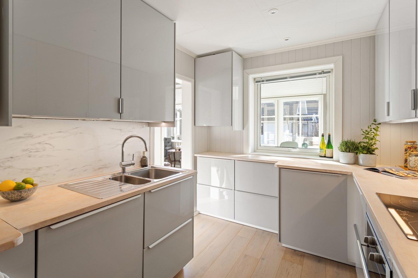 Kjøkkenet ble fornyet i 2019 og har en stilren innredning med glatte fronter. Galleribilde