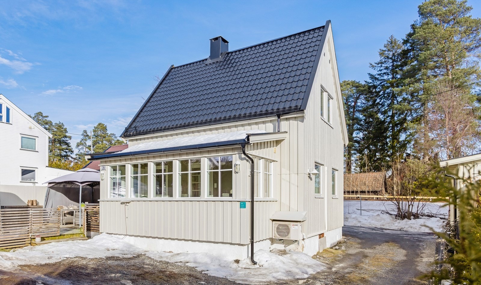 Sjarmerende enebolig fordelt på tre plan, opprinnelig oppført i 1923, som har gjennomgått en omfattende oppgradering i perioden 2019-2020. Galleribilde