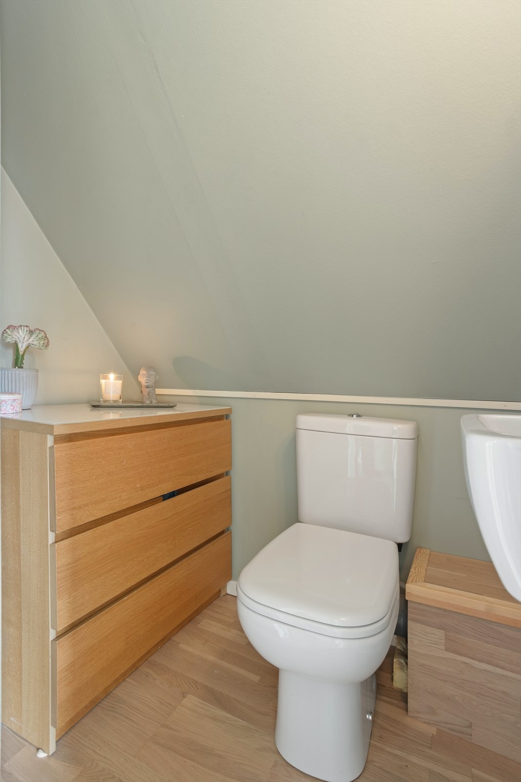 Toalettrommet er utstyrt med klosett og servant. Rommet er ikke søkt godkjent, se mer pkt. ferdigattest. Galleribilde