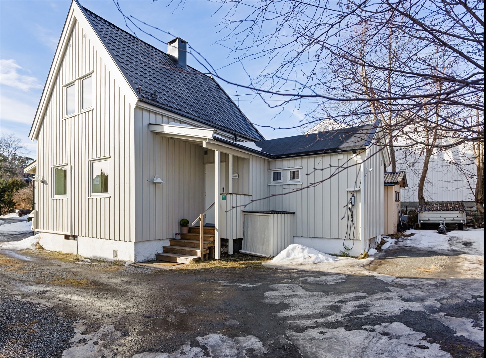 Eiendommen ligger attraktivt til innerst i en rolig stikkvei, med gode parkeringsmuligheter på tomten med 4 biloppstillingsplasser. Galleribilde