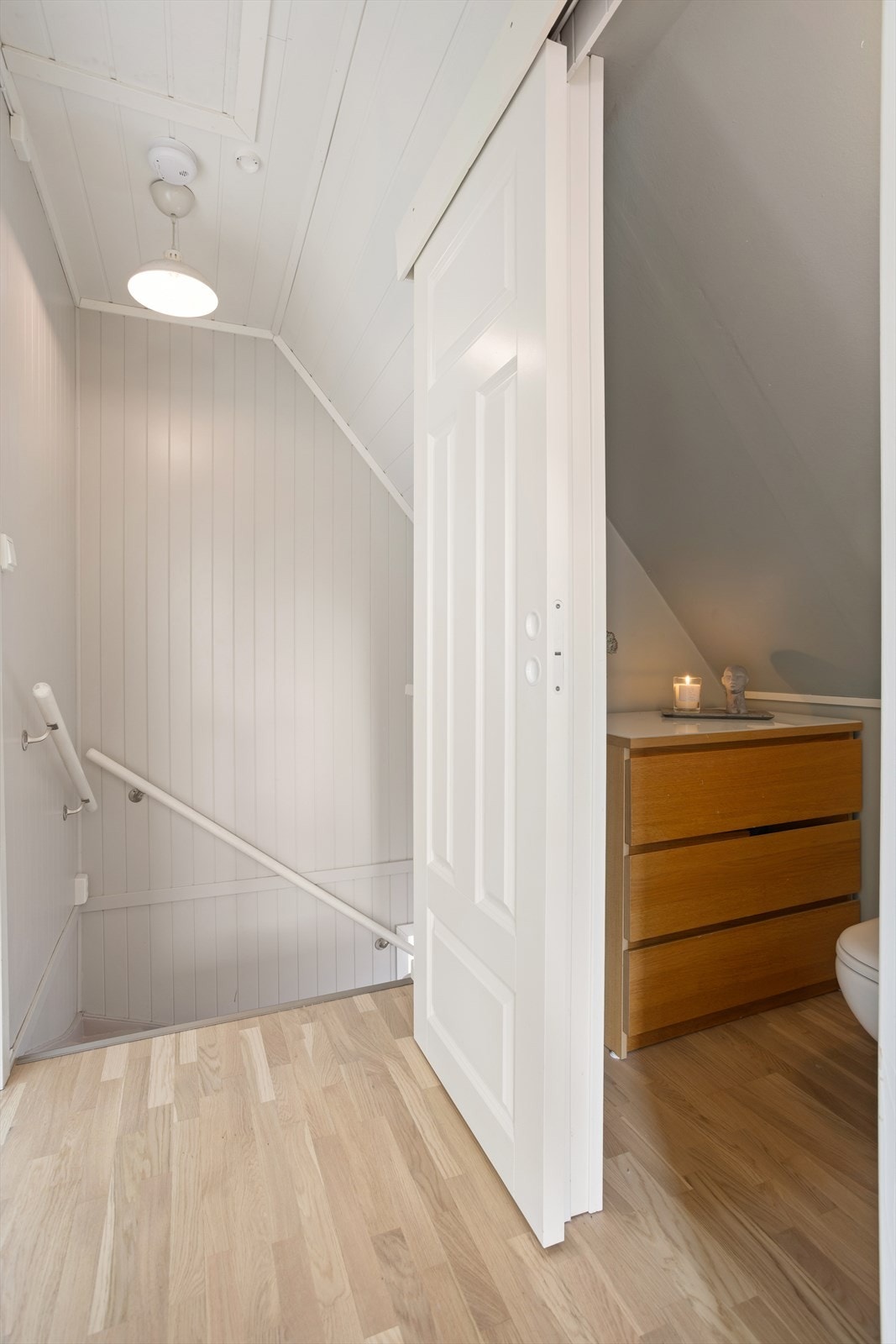 I etasjen er det etablert et praktisk toalettrom i nyere tid. Galleribilde