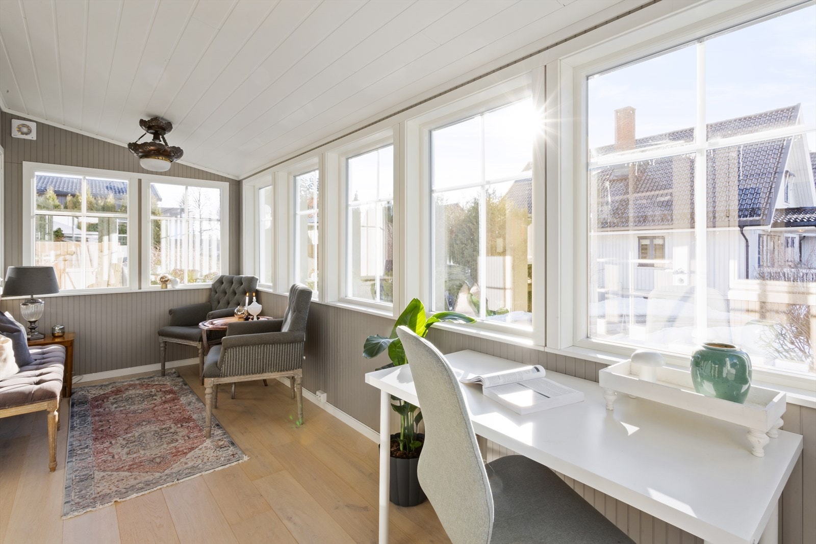 Store vinduer gir godt med lys og skaper en luftig atmosfære. Galleribilde