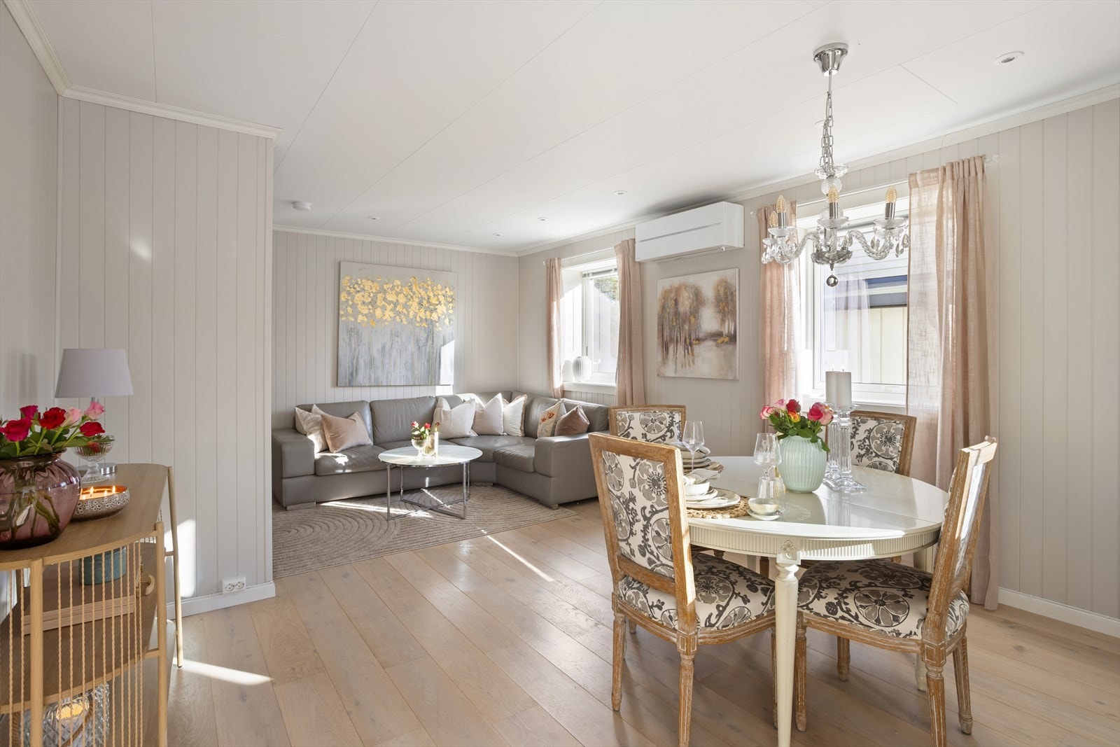 De store vindusflatene slipper inn rikelig med lys som gir en behagelig atmosfære i rommet. Galleribilde