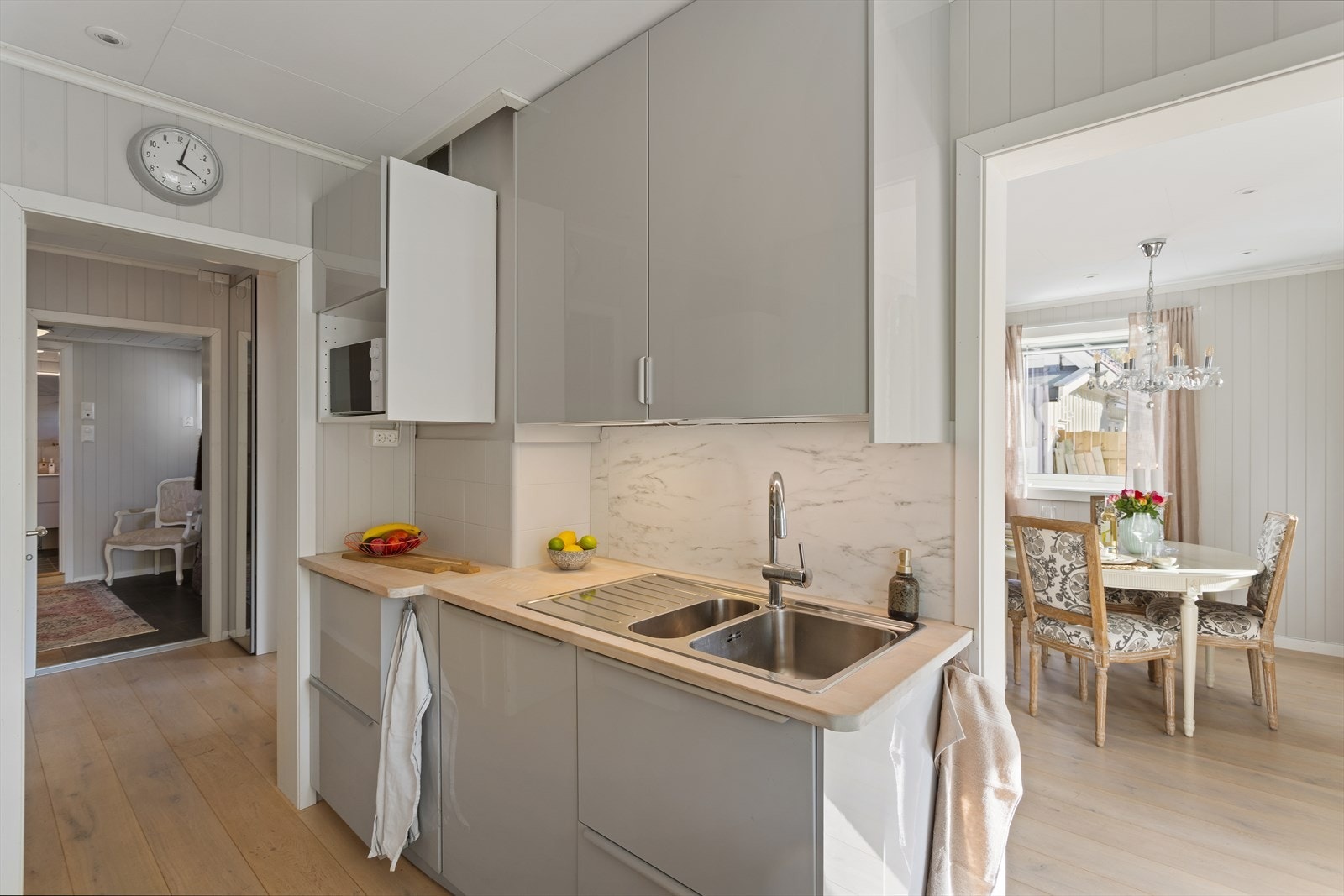 Kjøkkenet har en praktisk utforming med god flyt til resten av etasjen. Galleribilde