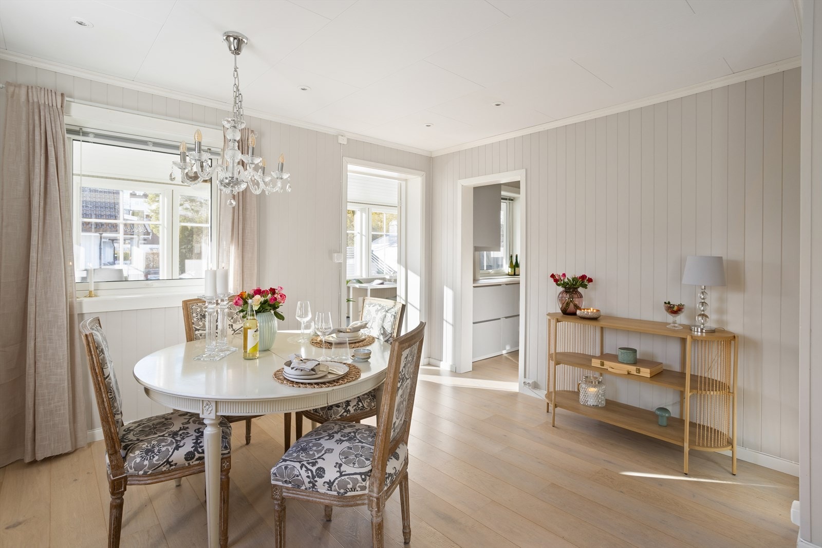 I tilknytning til kjøkkenet, kan spisebord enkelt plasseres. Galleribilde