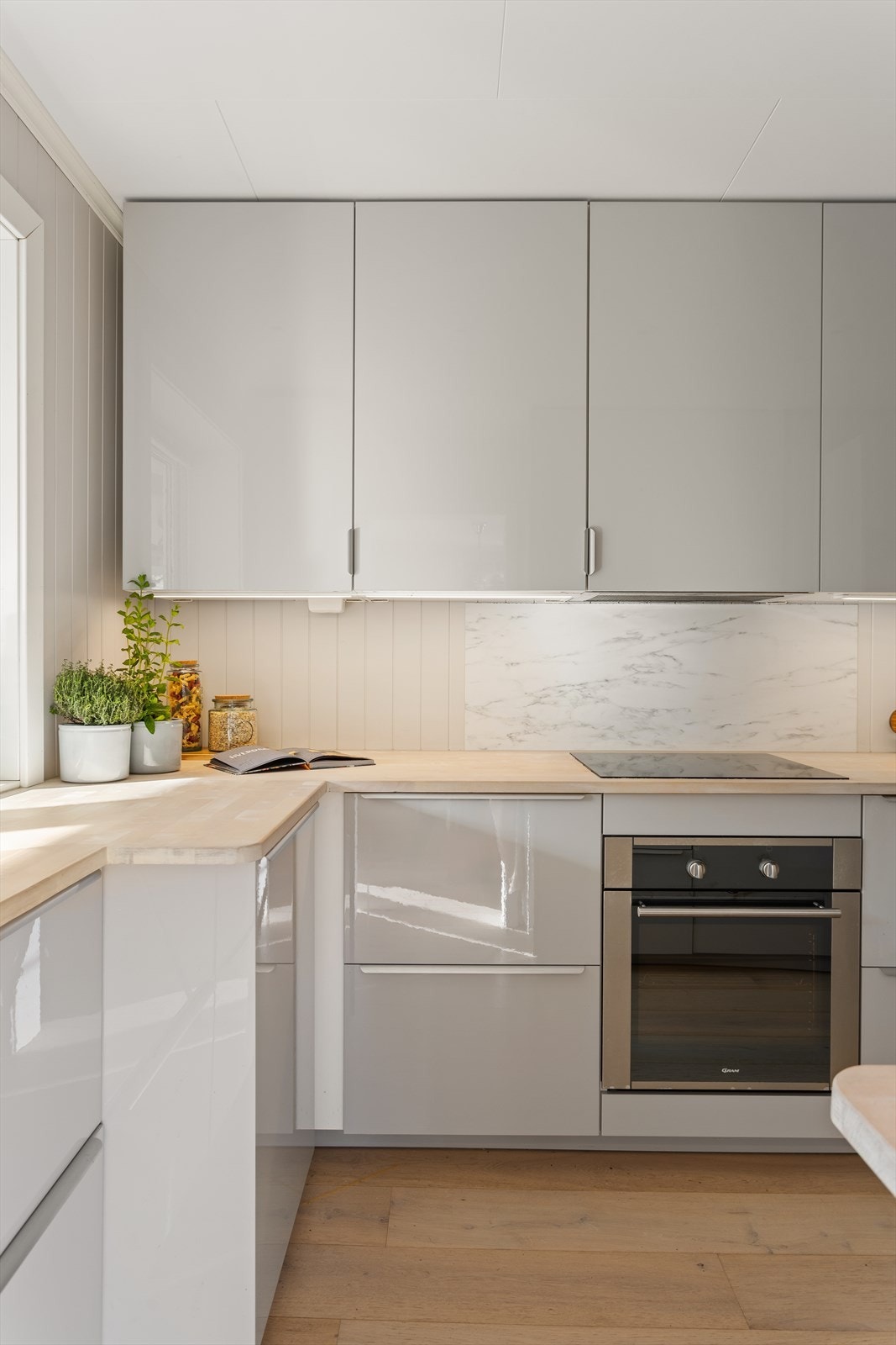 Her er det integrert stekeovn, platetopp og oppvaskmaskin. Galleribilde