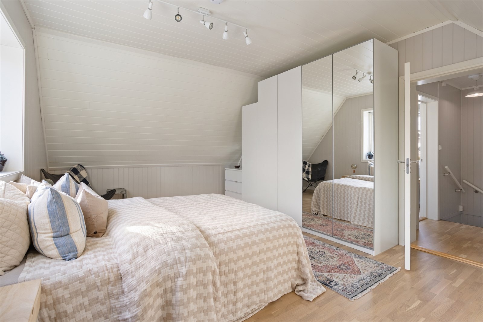 Rommet har parkett på gulvet og panel på veggene, noe som gir en lun atmosfære. Galleribilde