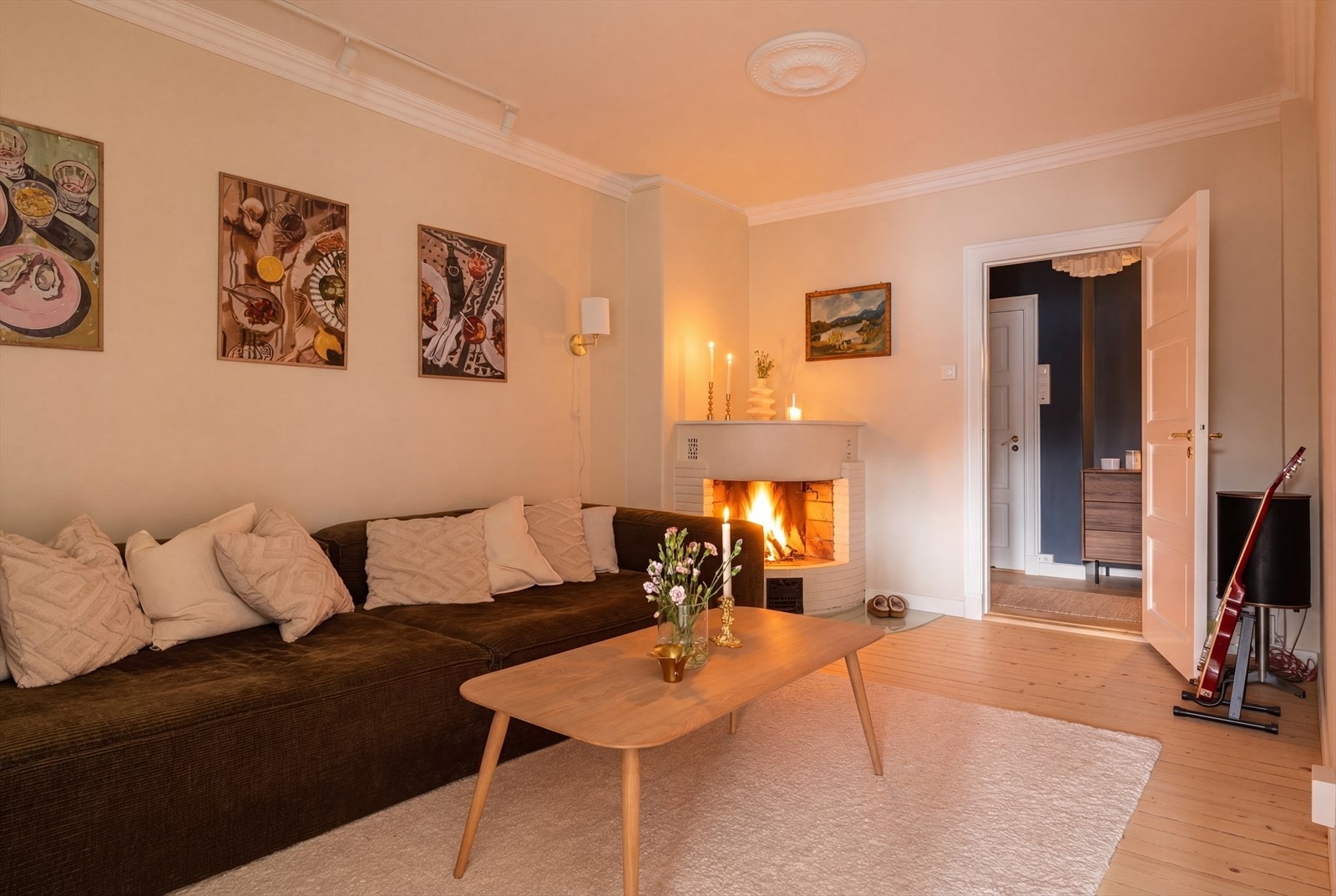 Stuen er leilighetens samlingspunkt, med god plass til både sittegruppe og spisebord. Rommet har en god takhøyde på 2,58m. Galleribilde