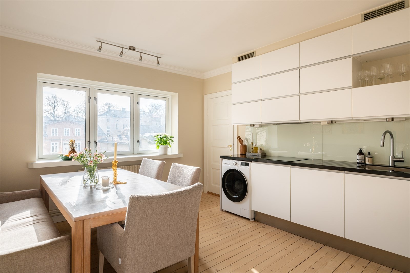 Dette er en klassisk leilighet som kombinerer tidløs stil med nyere oppgraderinger og en god planløsning. Galleribilde