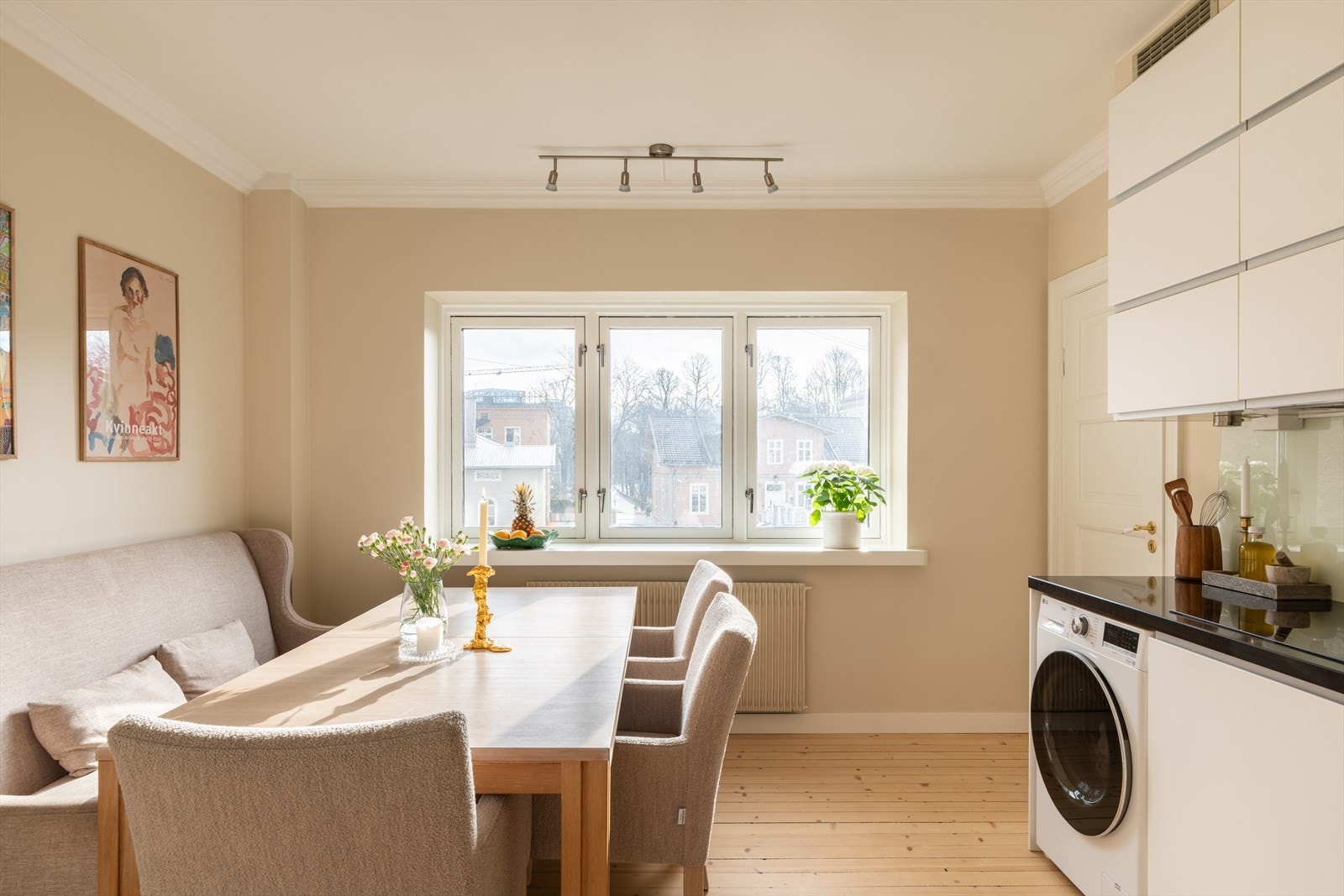 Store vindusflater gir godt med dagslys og en åpen utsikt ut mot nærområde. Galleribilde