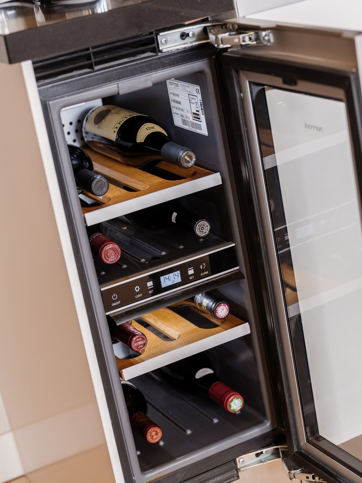 Kjøkkenet er utstyrt med et integrert vinskap for korrekt temperering. Galleribilde