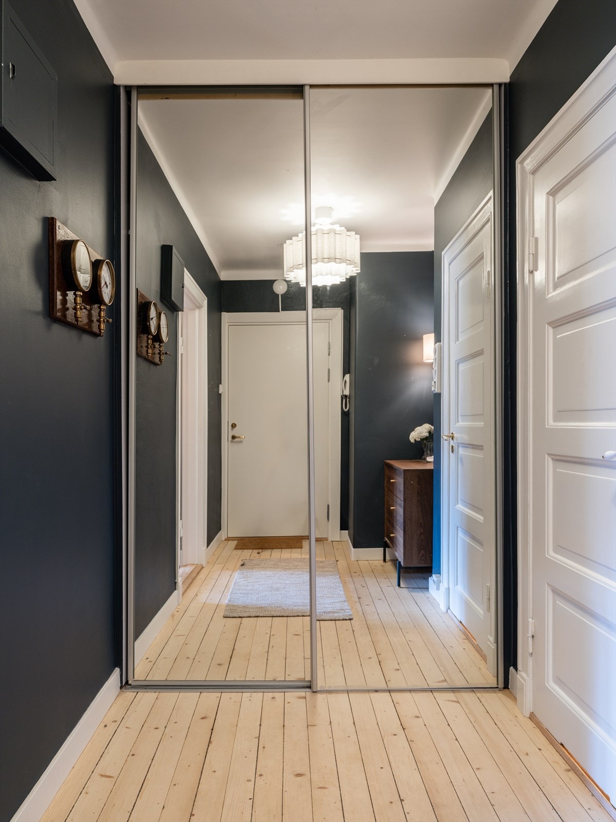 Entréen har en romslig skyvedørsgarderobe som gir rikelig med oppbevaringsplass. Galleribilde