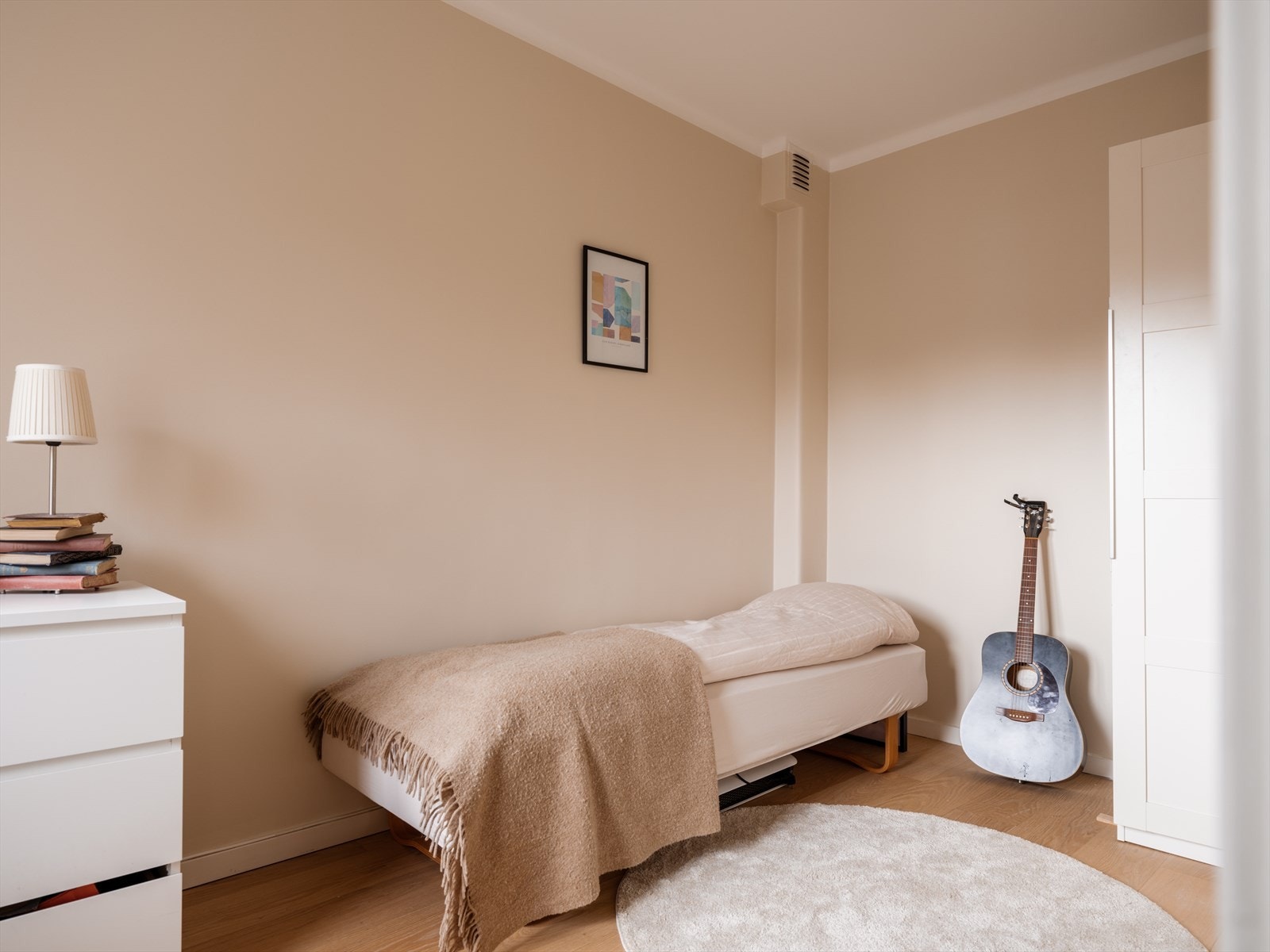 Det andre soverommet passer utmerket som gjesterom, barnerom eller kontor. Galleribilde