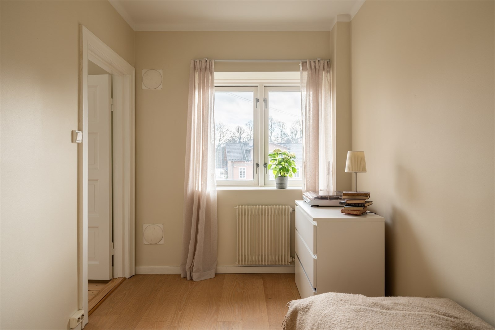 Også dette soverommet har et lyst, oljet heltregulv og lite innsyn. Galleribilde